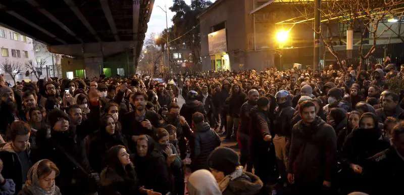 Iran, la dura minaccia contro l'ambasciatore della Gran Bretagna: "Andrebbe fatto a pezzi"