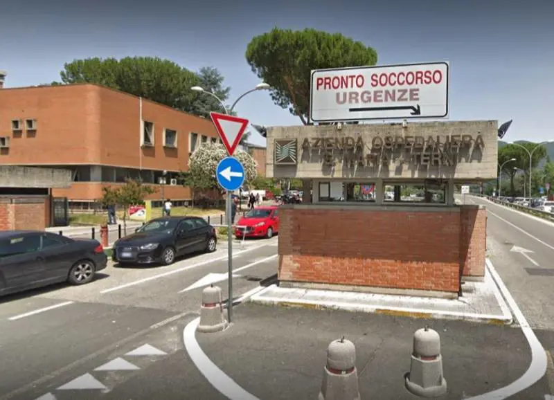 Terni, detenuto straniero pesta agente in ospedale e morde infermiere