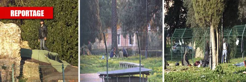 Migranti accampati sui ruderi: il parco ai piedi del Colosseo è diventato una favela