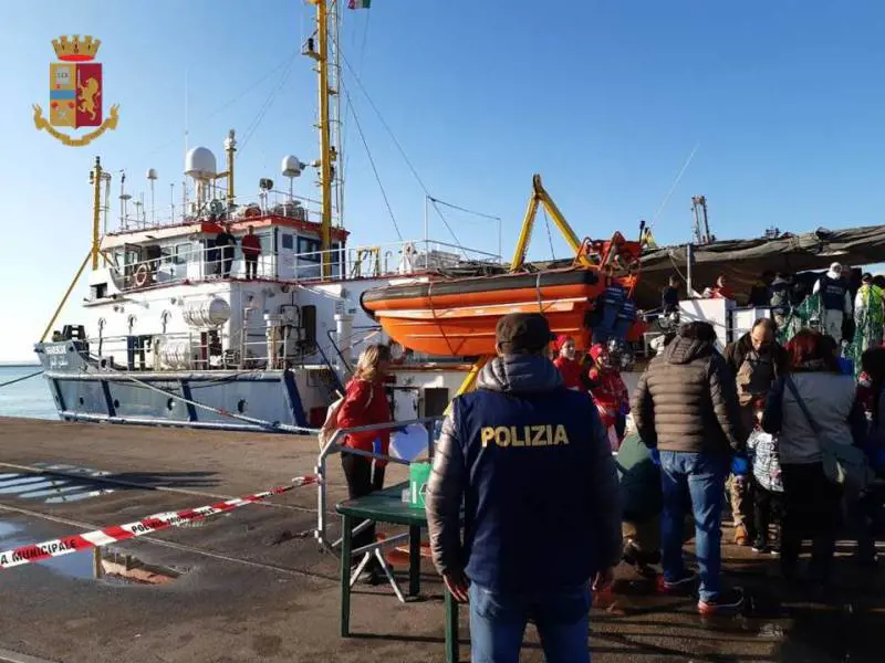 Taranto, a bordo della Sea Watch 3 uno scafista 