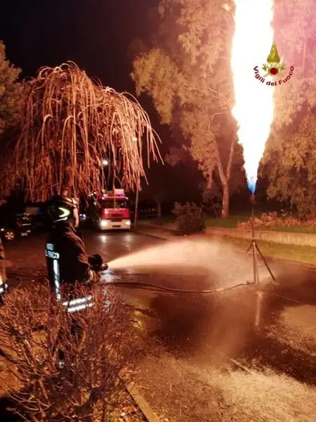 Esplosione in un villino: tre feriti, anche un pompiere