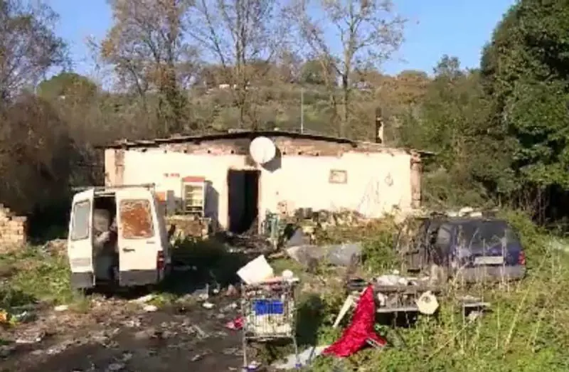 Il giallo dell'uomo morto nel rogo: cercò aiuto?