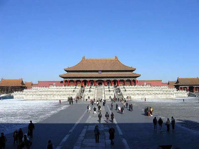 Cina, lo sfregio di due donne ricche a Xi: in Suv nella Città Proibita