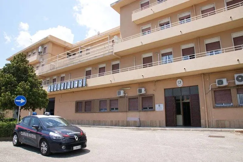 Litigano per un parcheggio e lo accoltella: in manette un anziano
