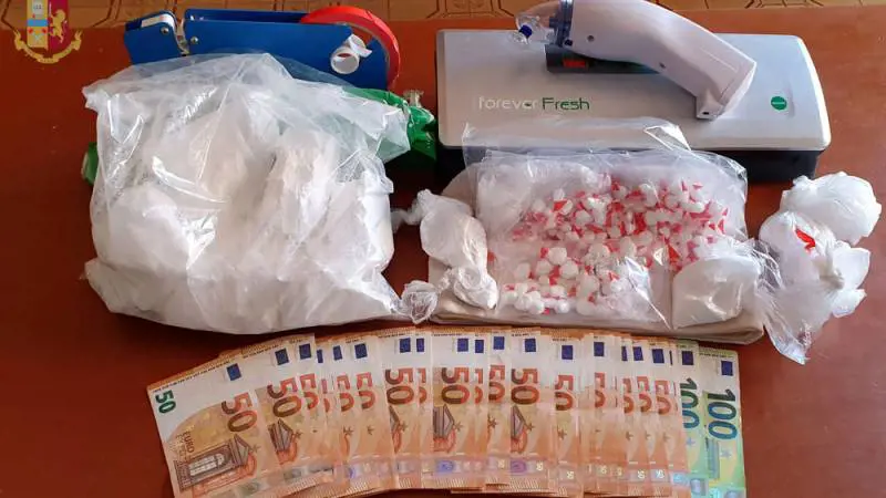 Aveva un chilo di cocaina nel seminterrato: arrestato