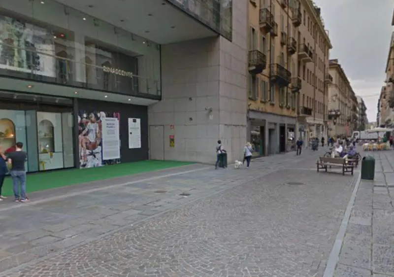 Marocchino ruba 21mila euro di vestiti e si addormenta tra gli scaffali