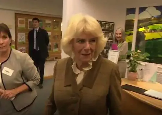 Camilla felice dell'addio di Harry e Meghan? ​Il video che crea imbarazzo a corte 