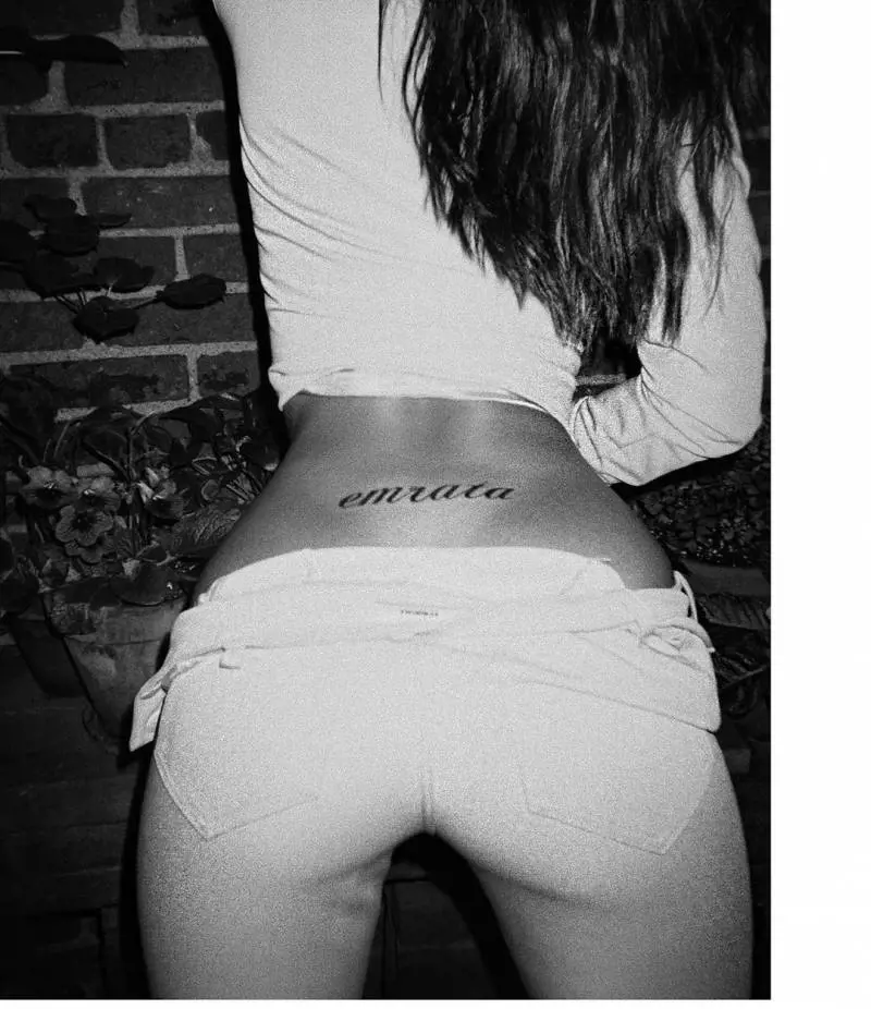 Emily Ratajkowski, lato B tra realtà e Photoshop 