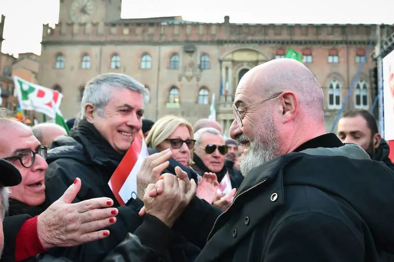 Bonaccini strizza l'occhio alle sardine