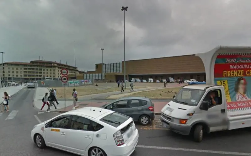 Colpi di moschettone e fratture, violenta rissa tra stranieri: paura in stazione a Firenze