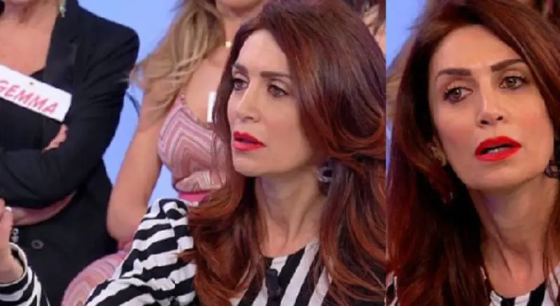 Barbara De Santi lancia oggetti contro Marcello e inciampa