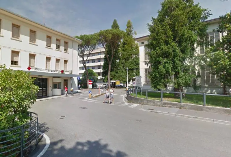 50enne ucraina bivacca da giorni in ospedale, ma non si può sfrattarla
