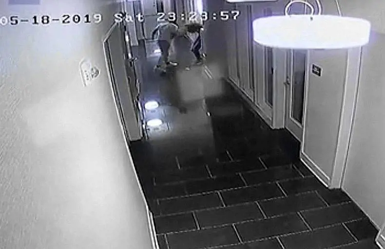 Ragazza incinta picchiata dal fidanzato abortisce dopo il pestaggio