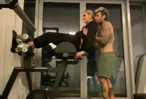 Chiara Ferragni fa gli addominali, ma qualcosa va storto: "Mi viene da sboccare"