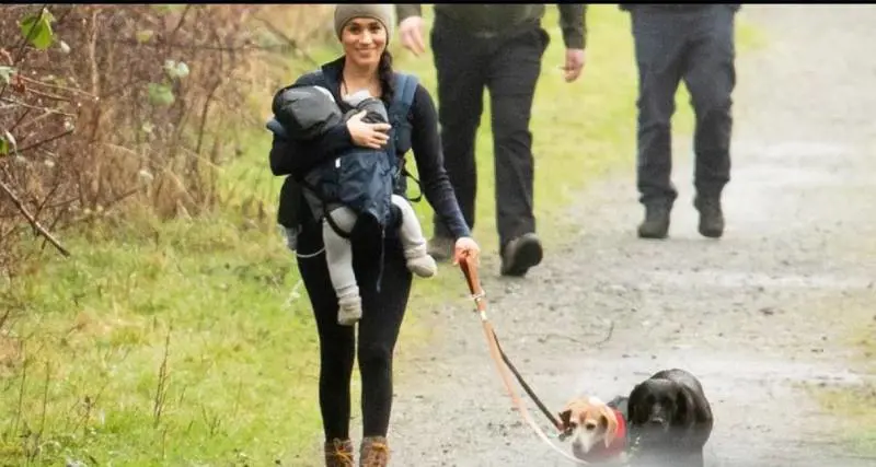 Paparazzi (anche in Canada) dietro alle siepi. Harry e Meghan alla guerra contro i tabloid