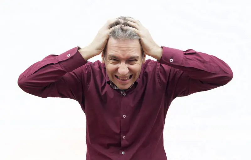 Lo stress fa venire i capelli bianchi: lo dice la scienza