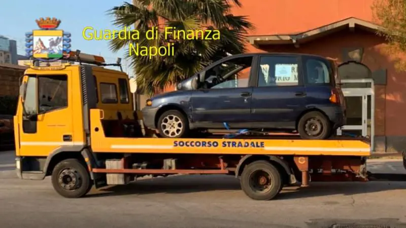 Tassisti abusivi con reddito di cittadinanza scoperti dalla guardia di finanza