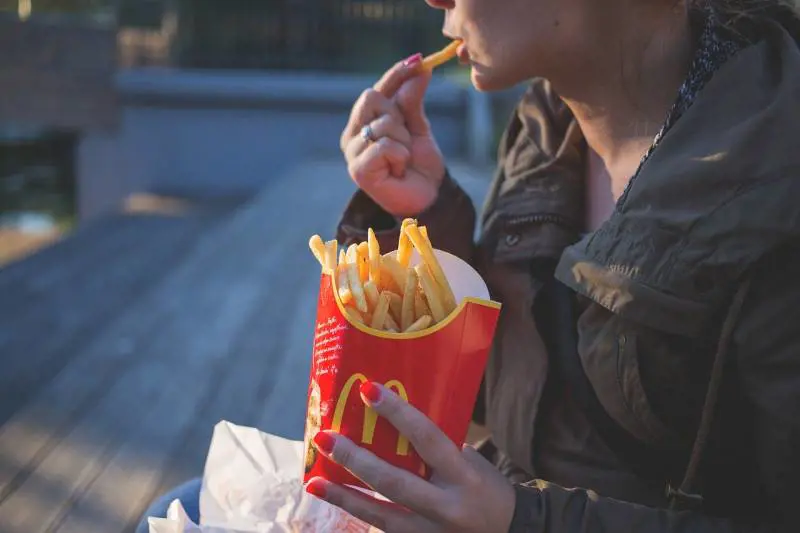 Virus Cina, McDonald's sospende attività nella zona critica