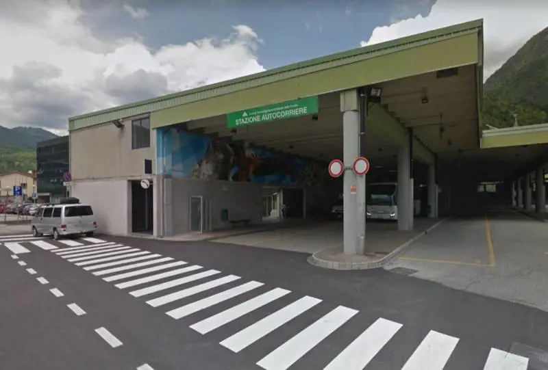 Tolmezzo, violenza a bordo di un bus: autista pestato da 2 giovani
