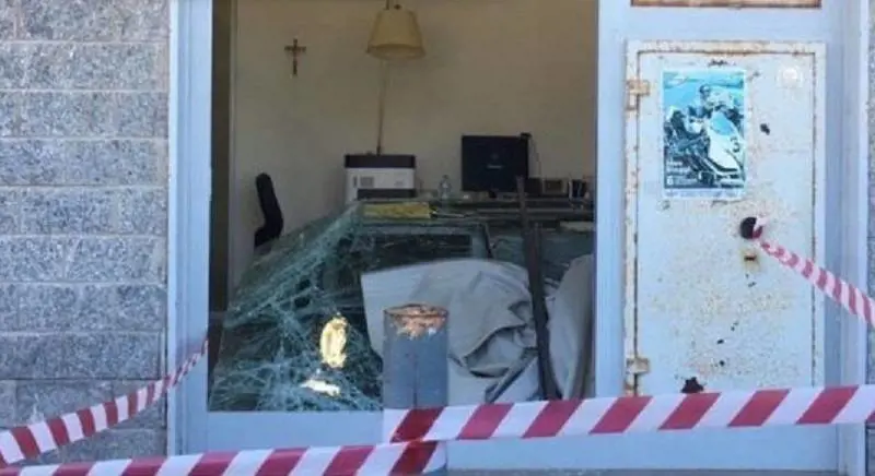 Distruggono filiale della banca per rubare soldi da un bancomat: l’allarme mette in fuga i ladri