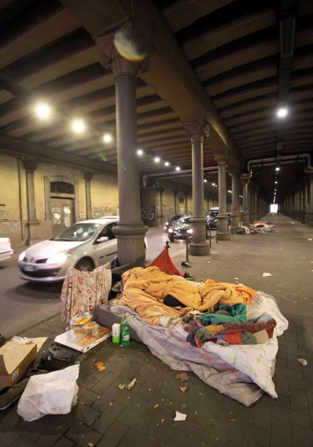 Il tunnel diventa un dormitorio: "Qui i migranti portano degrado"