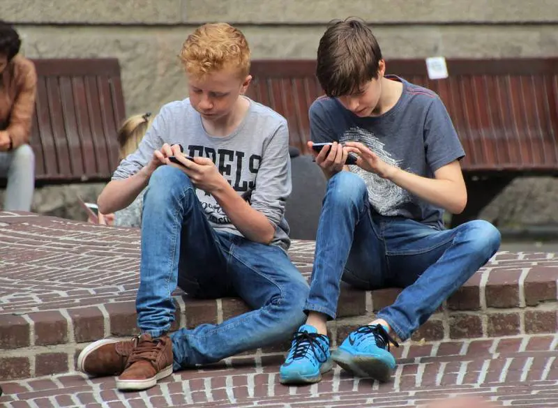 Whatsapp, la foto del figlio sulla chat dei genitori. E scatta la denuncia