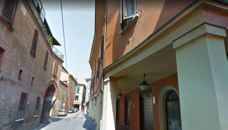 "Mi ha preso a pugni, ho paura": caccia al rapinatore che ha aggredito studentessa