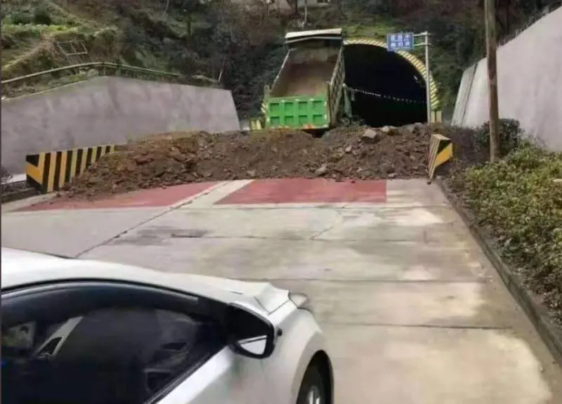 Strade sbarrate e scenario apocalittico: Wuhan è irriconoscibile
