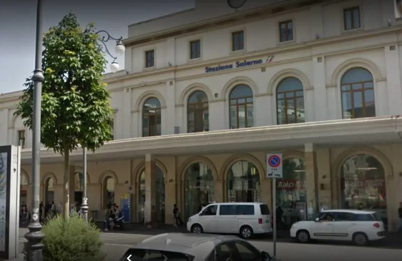 Salerno, nigeriano senza biglietto sul treno attacca agenti polfer