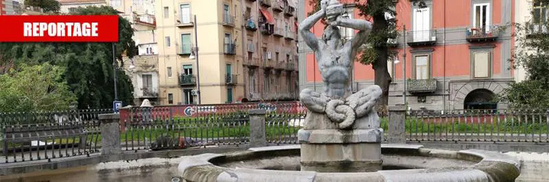 Napoli, a piazza Cavour tra rifiuti e accampamenti