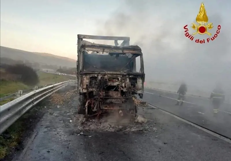 Avellino, in fiamme un camion in autostrada: traffico in tilt