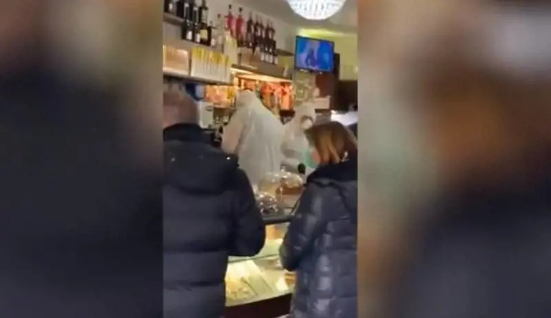 Al bar con tute e mascherine: la provocazione all'Esquilino
