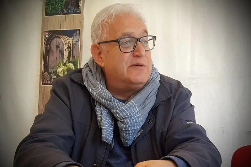 Non ci sono i dipendenti e il sindaco fa il custode del museo