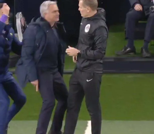 Mourinho show, dalle risate ironiche allo scatto d'ira in pochi secondi