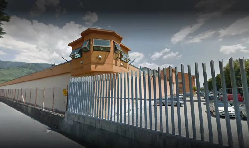 Massa, detenuto senegalese pesta agenti che tentano di fargli doccia