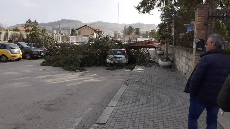 Il vento sferza l'Italia: a Pescara sfiorata la tragedia