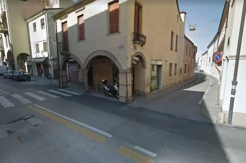 Aggredita di giorno per strada da nordafricano incappucciato