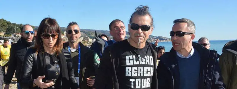 Pelù pulisce le spiagge a Sanremo: "Gesto rivoluzionario non da sfigati"