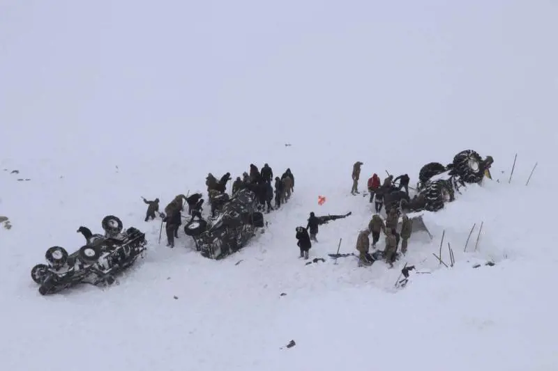 Turchia, valanga travolge soccorritori: almeno 38 morti