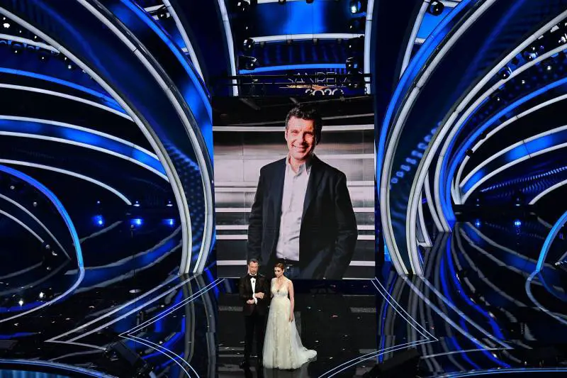 Amadeus ricorda Fabrizio Frizzi, standing ovation all'Ariston