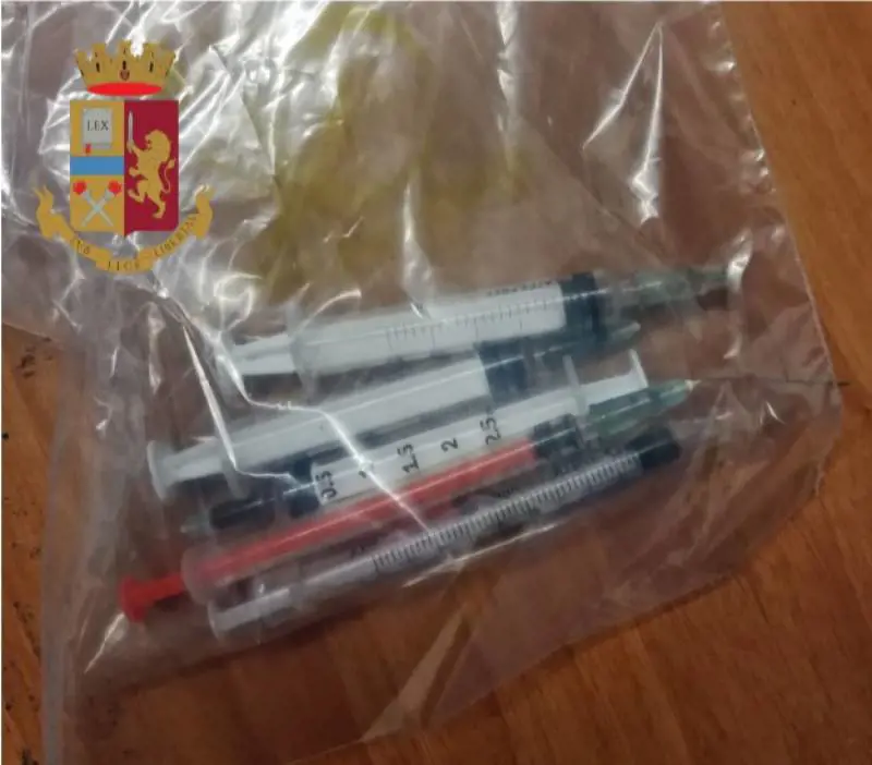 Minaccia medici e agenti con la siringa: scarcerato il giorno dopo