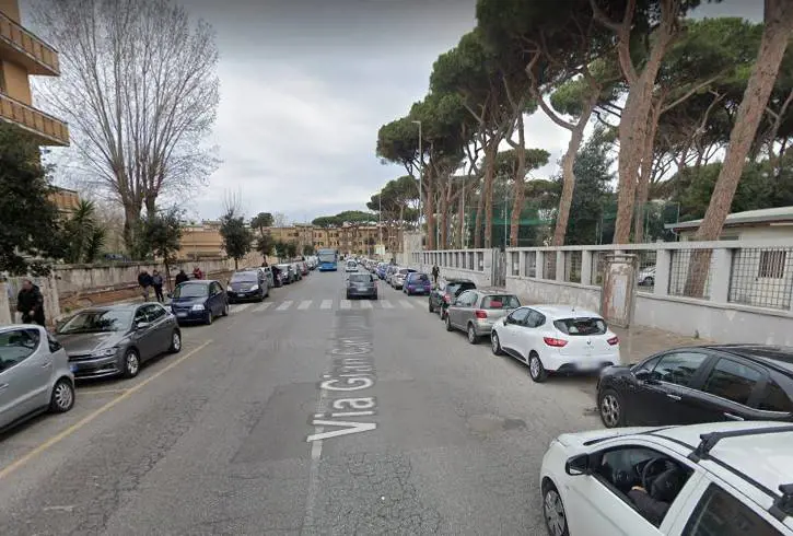 Ostia, ragazzo ferito in strada da un colpo di pistola