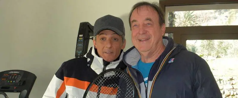 Posa il microfono e afferra la racchetta: è Fiorello show a Bordighera