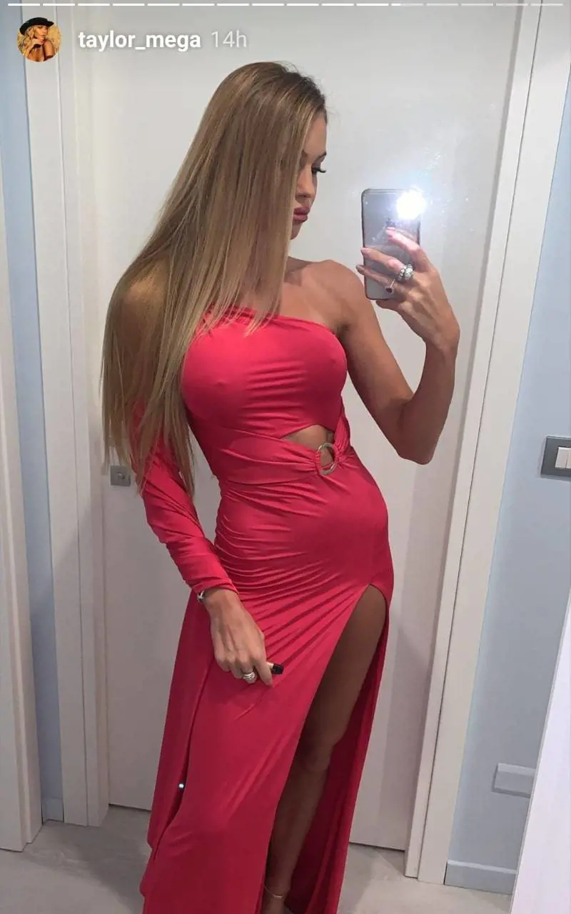 Taylor Mega si spoglia su Instagram: "Più che bella e dannata, bella e rifatta"