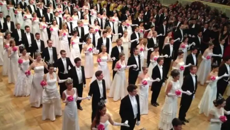 Vienna, al ballo delle debuttanti si presenta la prima coppia di donne: una delle due indosserà il frac