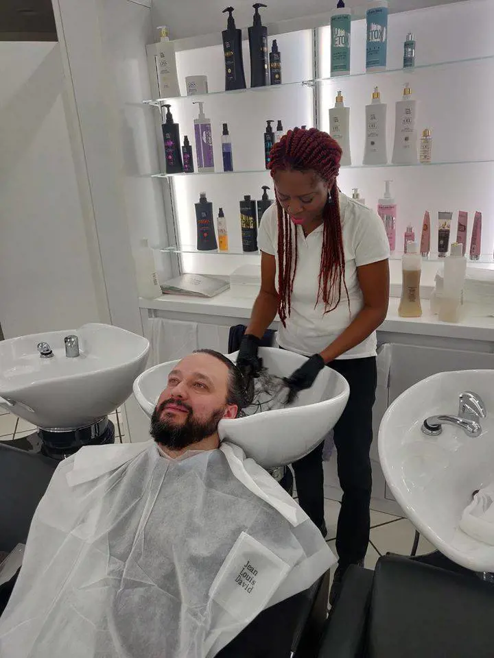 Ferrara, cliente rifiuta la parrucchiera ghanese e il sindaco leghista va a farsi lavare i capelli da lei: "No al razzismo"