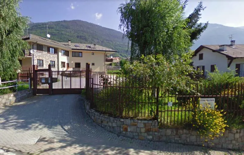 Va in caserma e punta la pistola alla testa di un carabiniere: arrestato