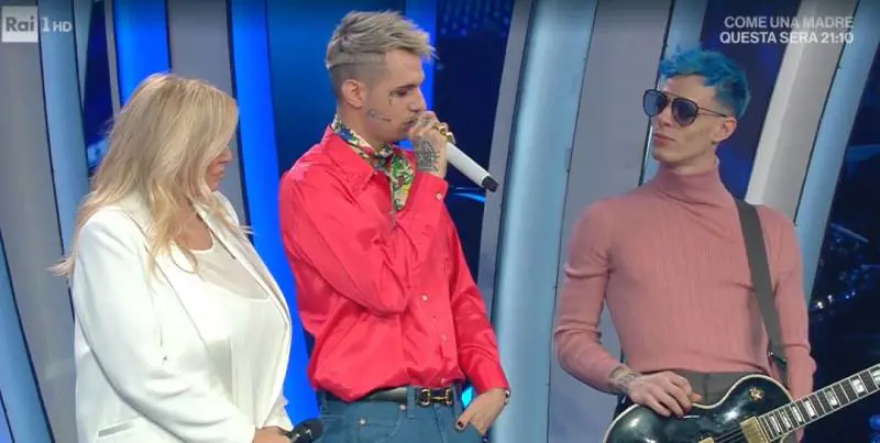Achille Lauro in borghese da Mara Venier: "Grazie, mi hai difeso"