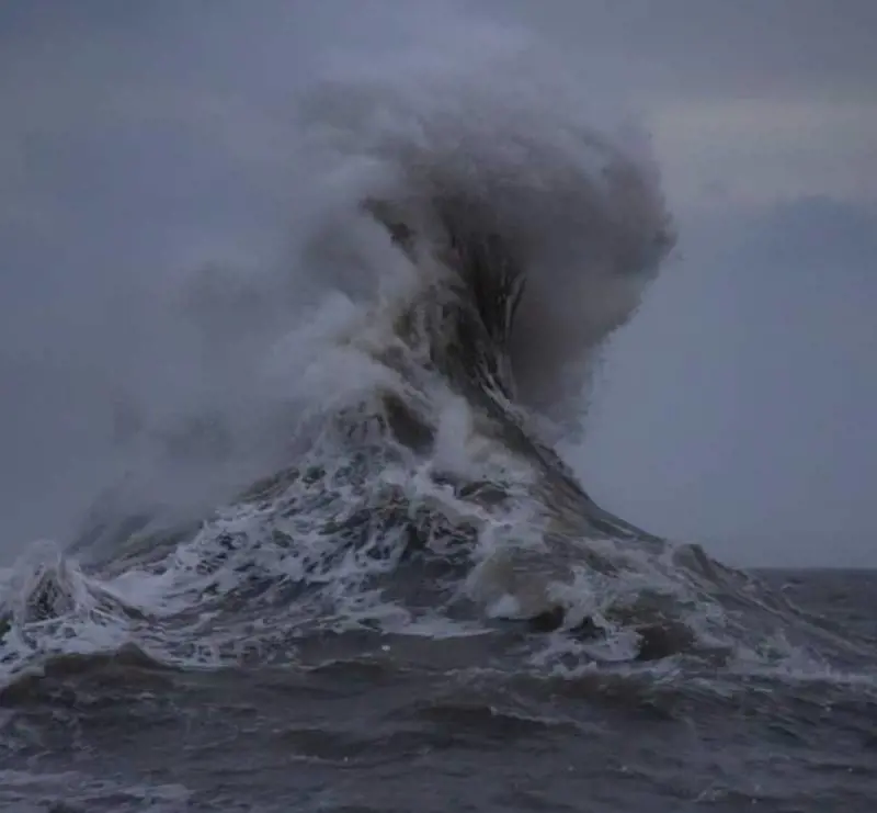 Tempesta Ciara, la Francia chiude la Tour Eiffel per forte vento