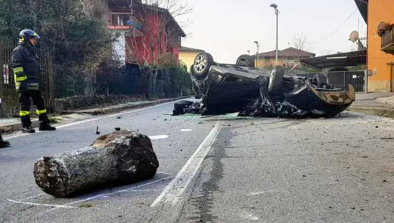 Fuggono in auto al posto di blocco: muore 27enne